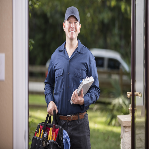 Técnico Llegando a Hogar del Cliente